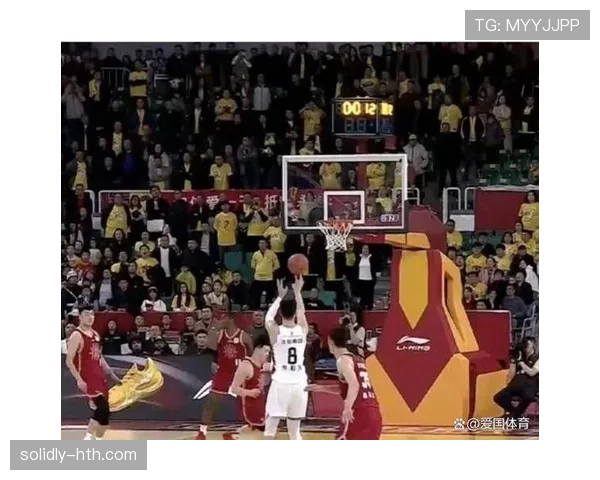 巴郎·戴维斯突破拉扯防线提升球队关键时刻得分效率 巴郎·戴维斯突破拉扯防线提升球队关键时刻得分效率